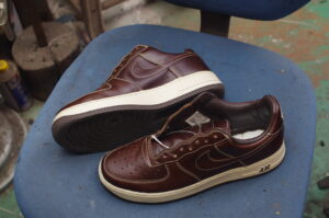 【修理の匠が語る】加水分解したナイキ・エアフォース1を、オパンケ縫いで蘇らせる「一生モノ」の技術