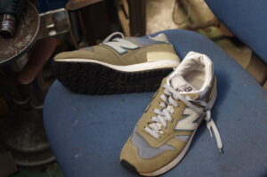 「歩いたらソールがボロボロに…」New Balance 1300 の加水分解、あきらめないでください