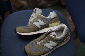 New Balance 1300のシュータン内部スポンジ加水分解修理|専門店が行う交換作業の全工程を解説